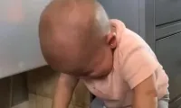 کلیپ بامزه اجازه ندادن به دختر بچه