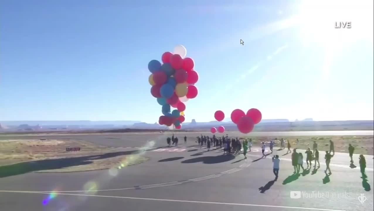 Воздушный шарик наполненный гелием взлетает в воздухе. Дэвид Блейн шары 7300. Дэвид Блейн на шариках. Пролетите 2000 метров на шараходе фортинайд.